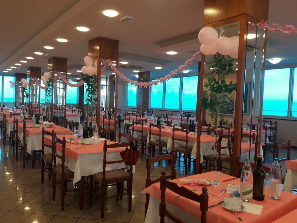 Hotel Majestic Pesaro Eksteriør billede